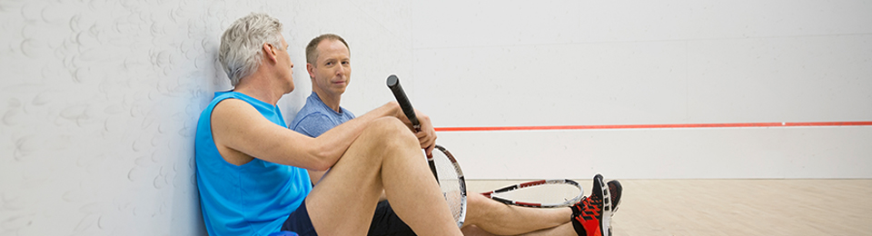 Zwei Herren im Squash-Dress reden